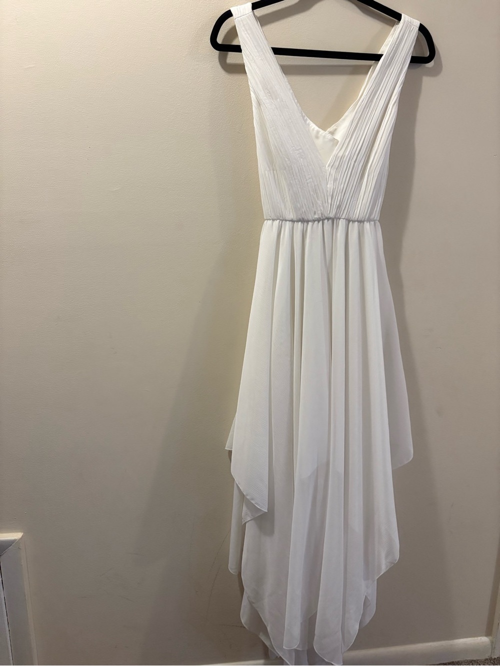 Alice + Olivia White V-Neck Chiffon Handkerchief Hem Dress - size 2